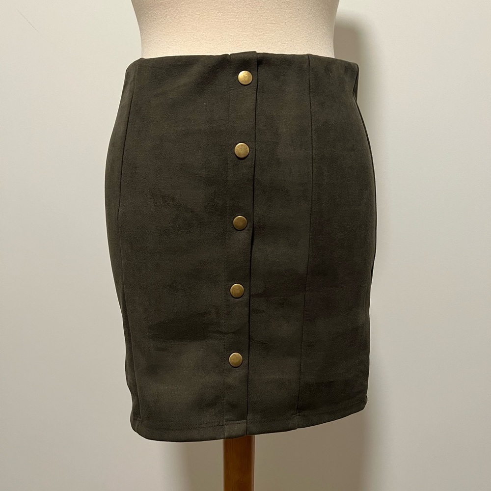 Skirt with buttons and velvet like material